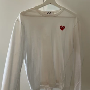 Cdg  - Säljer denna superfina tröja ifrån cdg☀️☀️.säljer den för att jag inte fått så mycket användning av den på senaste tyvärr. Hoppas den passar bättre i din Garderob 🌻🌻