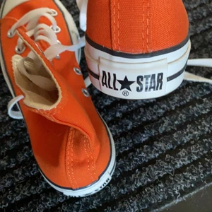 Orangea Converse Storlek 35 - Snygga Converse som jag använt 2-3 gånger, storlek 35, dom kommer tyvärr inte till användning för mig. Skriv vid intresse 🥰