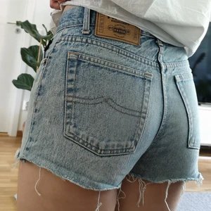 Rocky jeansshorts i storlek S - Jeansshorts från märket Rocky i uppskattad storlek S inköpta vintage på Beyond Retro. Inuti shortsen står storleken 30/30, men som referens har jag W27 i Weekday och Levis-jeans. Jag på bilden är 170 cm lång.