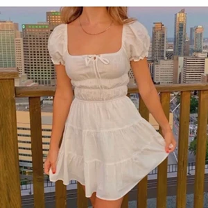 Vit klänning stl xs - Köpte denna ursnygga vita volangklänning här på Plick men tyvärr har den inte kommit till användning🤍 puffärmar, volang kjol och en knytning vid bröstet🤍 väldigt stretchig 🤍storlek xs men skulle uppskatta att den passar xxs- s 🤍 bild 1 & 2 är lånade🤍 skriv privat för fler bilder🤍 kan mötas upp i Jönköping annars betalar du frakten🤍🤍