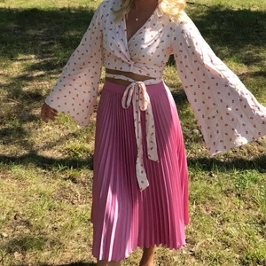 H&M kjol - Kjol från h&m som inte kommer till användning och är som ny💕💕