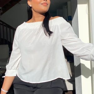 Offshoulder topp - Säljer denna vita topp som är offshoulder🦋🦋 väldigt bra skick!! Inga defekter 
