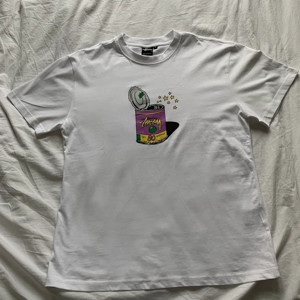 Säljer min pojkväns vita stussy t-shirt då han beställde för liten storlek. Sprillans ny och aldrig använd förutom provad en gång.. T-shirts.