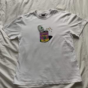 Säljer min pojkväns vita stussy t-shirt då han beställde för liten storlek. Sprillans ny och aldrig använd förutom provad en gång.