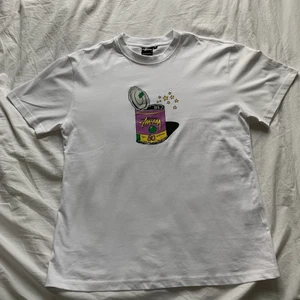 Stussy t-shirt - Säljer min pojkväns vita stussy t-shirt då han beställde för liten storlek. Sprillans ny och aldrig använd förutom provad en gång.