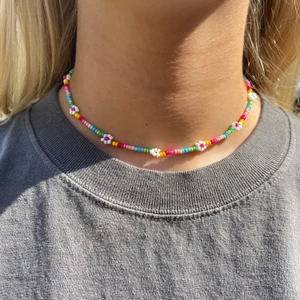 Handgjort pärlhalsband - Säljer ett superfint handgjort pärlhalsband med blommor och elastisktband. Säljer för 95 men då är frakt inkluderat💞