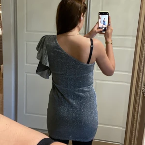 Glittrig klänning  - En super fin glittrig klänning personen för nyår eller vbara fest, frakt ingår ej