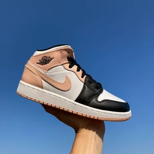 Jordan 1 Mid gs Crimson tint - Säljer nu några par Jordan 1 Mid gs Crimson tint! Alla skor är helt nya och kvitto finns till samtliga par! Finns i storlekarna 36,5 37,5 38 och 38,5! Pris endast 1649kr st!😄