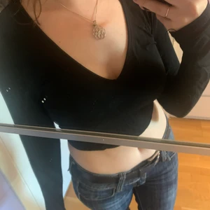 V-ringad crop top  - Svart V-ringad crop top i bra skick! Skönt material men är inte genimskinlig🤟🏼 mycket stretchig.