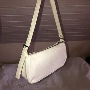 Vit baguette väska - Superfin väska från BikBok. Köptes förra sommaren men är sparsamt använd. 100kr + frakt💞💞