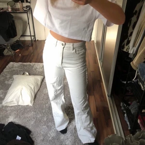 Fina vita jeans  - Säljer dessa fina vita Jensen ifrån weekdat köpta för 599kr & använda endast en gång💕byxorna har inga fläckar & är fint skick💕💕