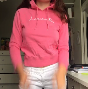 Rosa hoodie - Rosa hoodie som sitter lite croppad med texten bondelid över bröstet, lite kort i ärmarna men inget som stör, frakt 62kr