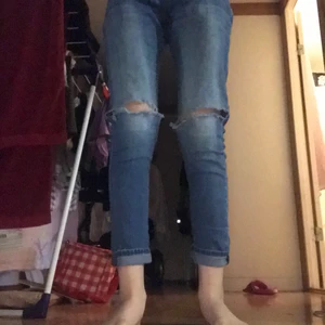 Jeans med hål - Storlek: 158 (passar mig XS) pris: 10kr + 45kr frakt = 55kr 