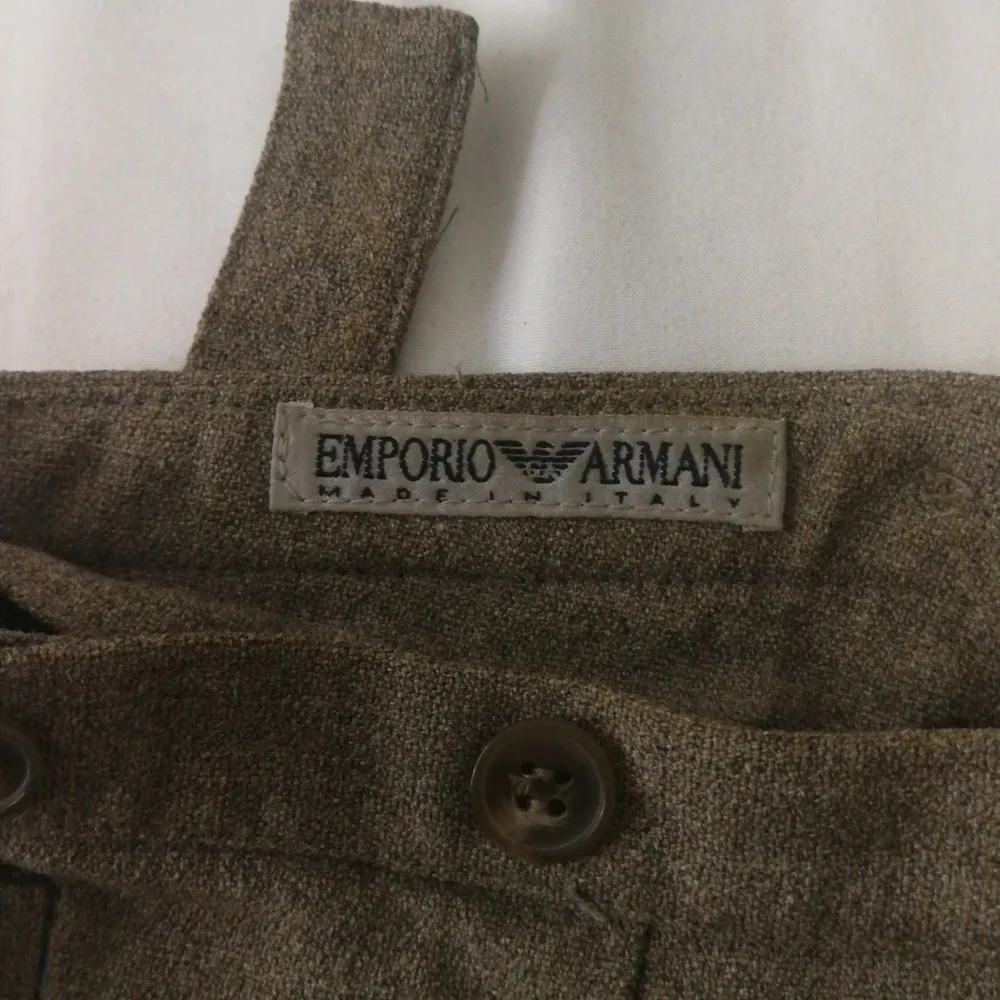 Vintage byxor från Armani från ca 70-ta. Storleken säger 42 men de är väldigt små och passar nog bättre på 36-38. . Jeans & Byxor.