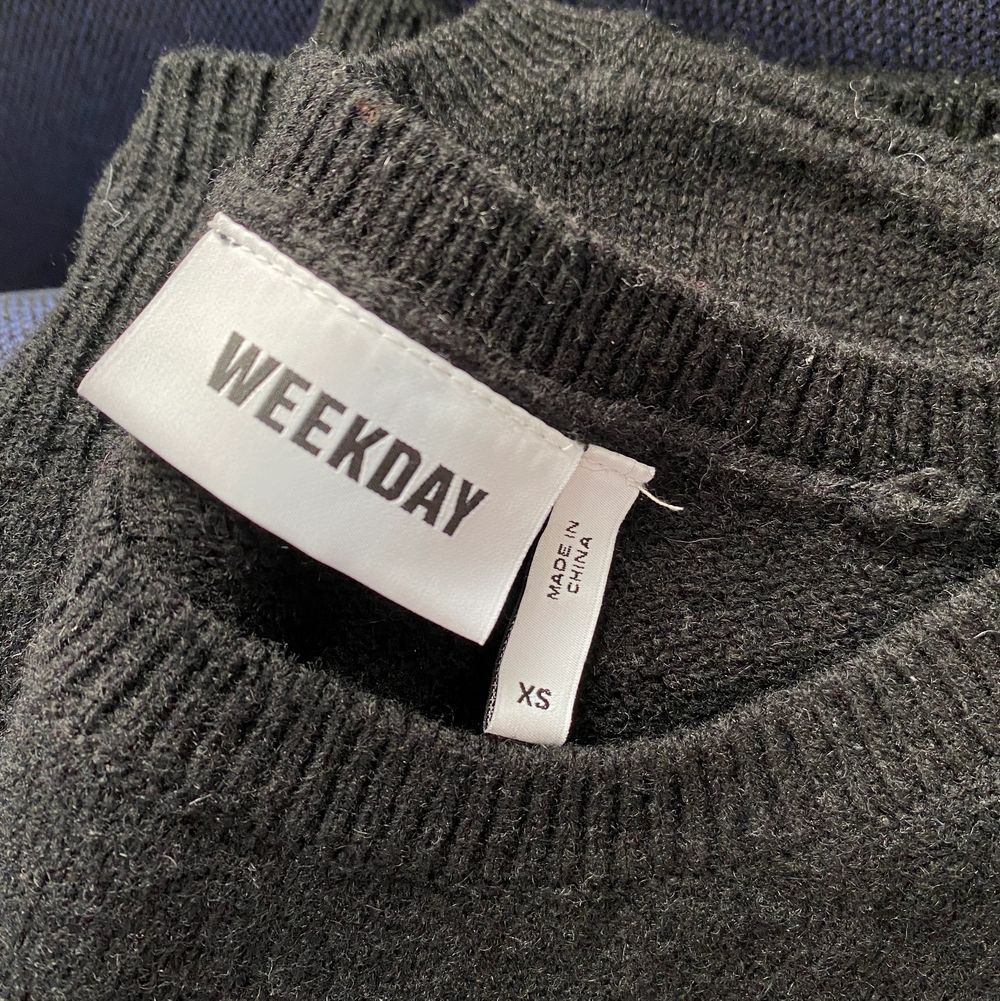 Svart stickat linne/topp från Weekday. Storlek xs och endast använd någon enstaka gång. Stickat.