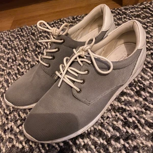 Skor sneakers vagabond  - Knappt använda skor från vagabond i storlek 38. Smala i modellen. Några ”mörka” fläckar, synd på bilden, går nog bort med medel. Annars hela och rena i och utanför skon. 