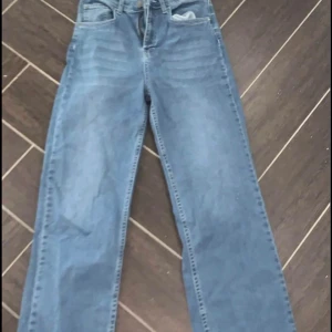 Jeans  - Jeans olika storlekar står på bilden 