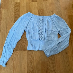 Topp - Säljer denna ljusblåa supersköna och fina tröja från H&M som endast används ett fåtal gånger, superfint skick, tröjan är i storlek S men passar även större och mindre storlekar