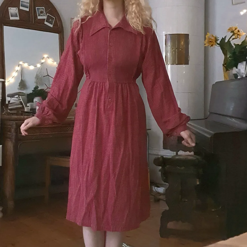unik vintage midi-klänning med knappar fram, vackert puffiga ärmar å band i midjan :-) fint skick, i bomull!. Klänningar.