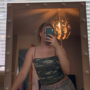 Grön kamouflage topp  - Grön söt topp från Gina tricot i strl S