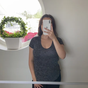 Mörkgrå T-shirt  - Mjukt material, o en liten ficka på vänster sida, strechigt 