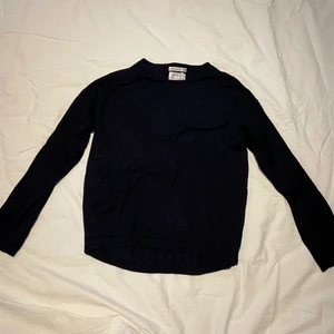 Mörkblå tröja - Mörkblå stickad tröja ifrån Zara. Storlek 164cm.