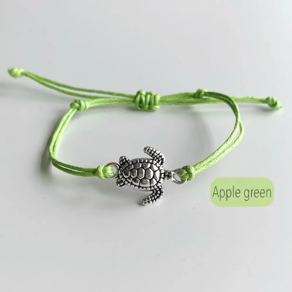 🐢Turtle cotton bracelet🐢 Ett nytt badvänligt armband i vaxad bomull🙉 Det finns tre färger att välja mellan💙💚🤍(se bild nr 2). Standard storleken är barn/dam. Om annan storlek önskas så är det bara att nämna det❣️ Färgen ”White ocean” syns på bild 1 och 2 (kostar 49kr). ”Chalk white” är samma fast utan glaspärlor (39kr). ”Apple green” syns på bild 3 (39kr). Accessoarer.