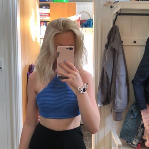 Blå topp med knytning  - Super fin blå virkad topp med knytning där bak, (skriv privat för fler bilder)