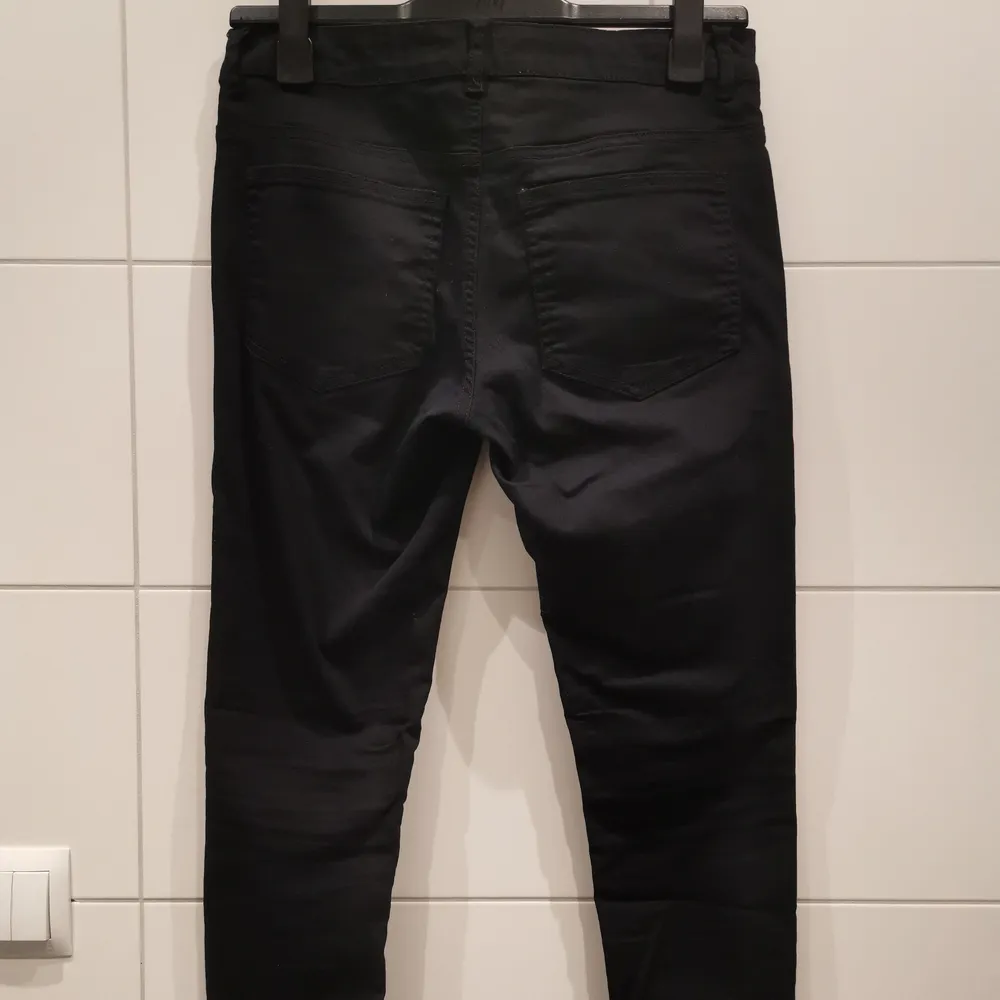 Svarta jeans från BikBok i storlek L. Sitter rätt på alla ställen och är väldigt bekväma 🤗 Frakt tillkommer 💕. Jeans & Byxor.