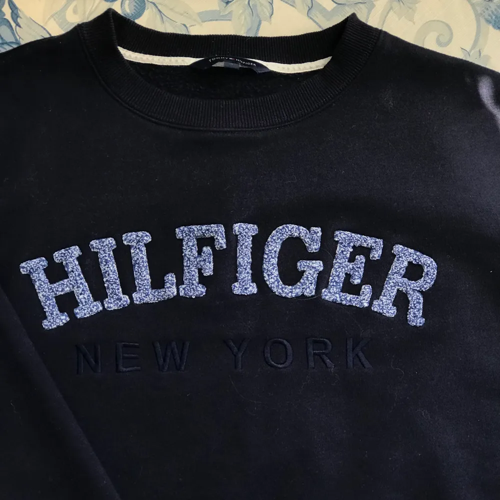 Skön mörkblå sweatshirt från Tommy Hilfiger. Använd men i fint skick! Storlek S. Hoodies.