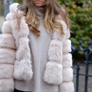 Rosa jacka (fejkpäls)  - Jacka i rosa fejkpäls!!  Nypris 1483kr. Köpt från BorninStockholm . Använd några få gånger och den har inga skador 💓💓