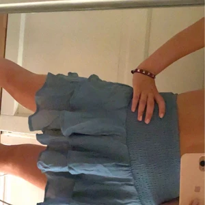 Blå volang kjol - Superfin blå volang kjol som det är absolut inget fel på men tycker bara att jag inte riktigt passar i den:/🌼