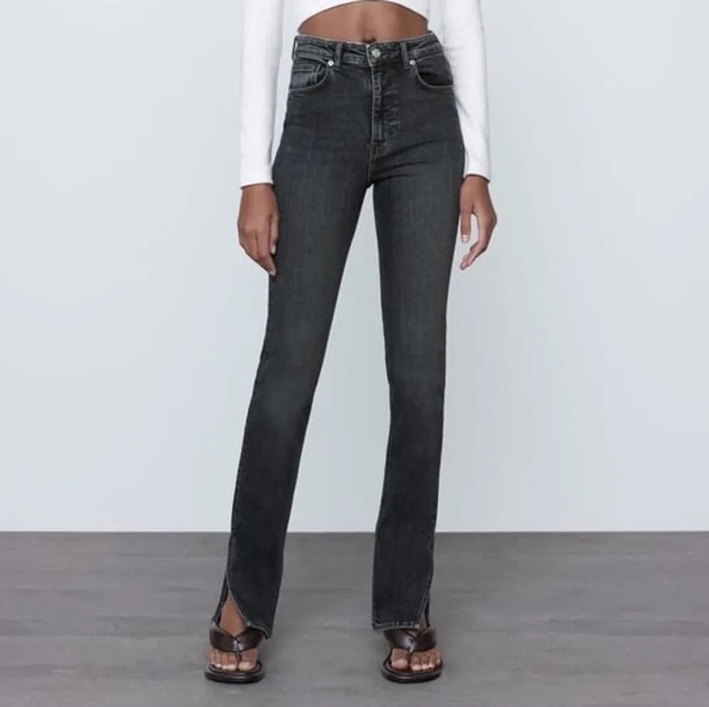 Helt nya jeans från Zara (prislappen sitter fortfarande kvar), storlek 32. Säljer pga av att dem inte passade mig. Nypris : 359kr, lånade bilder från hemsidan då byxorna inte passar mig.                                                                       Köparen står för frakten💕. Jeans & Byxor.