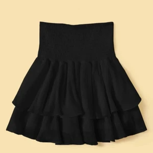 Volangkjol - !Lägger upp igen pga oseriösa budare, så buda endast om ni vill ha den! Säljer då den inte riktigt va min stil och tänkte att ngn annan kan ta vara på den då🤩 Den är i storlek S och endast använd 2 ggr och därav nyskick! Skriv privat om ni har frågor💗🥳🤩