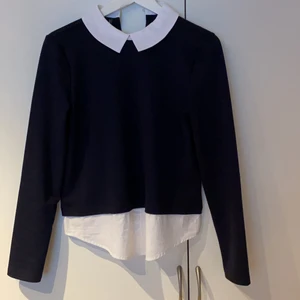 Tröja med krage - Mörkblå tröja med krage. Fint skick i storlek XS från Only.