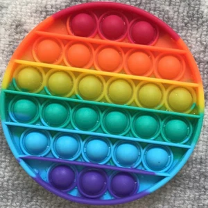 Rainbow Pop It - En helt vanlig runt regnbågsfärgad pop it 🌈💋 köpte den i söndags men har aldrig använt den. Köpt från: lekia. Frakt 20kr. 20kr + 35kr = 55kr totalt