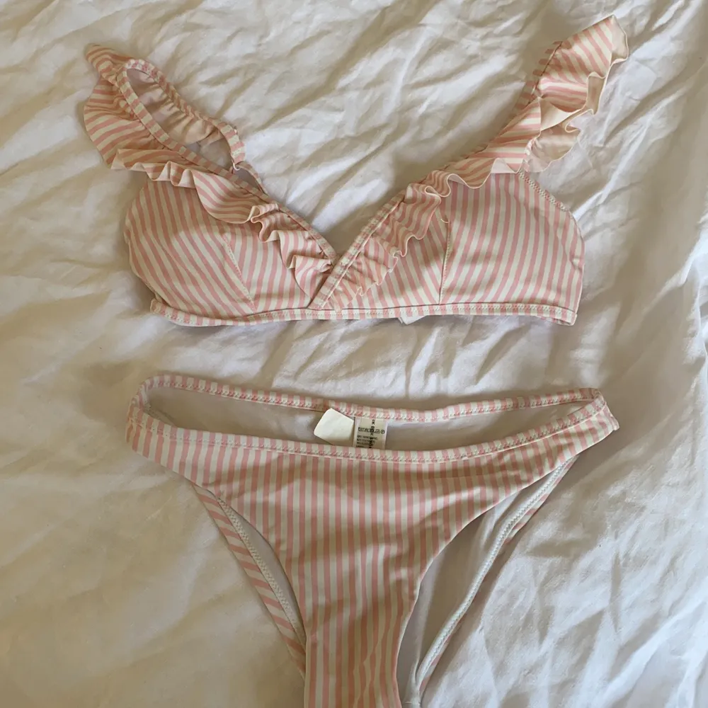 Säljer denna super fina bikini från bikbok då den inte kommer till andvändning. Den är i ett super fint skick och säljs för 100kr+frakt. Övrigt.