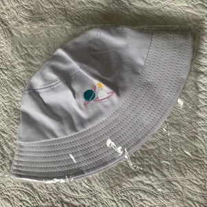 Buckethat  - Såååå söt buckethat men tyvärr för stor för mitt lilla huvud🤩 Aldrig använd, ändast provad! Säljer den för 50 kr + frakt (frakten är billig då den inte väger så mycket), men kan även mötas upp i Örebro🥰
