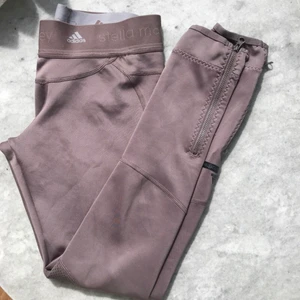 Stella McCartney träningstights - Obetydligt använda Stella McCartney + Adidas leggings i storlek XS i jättesnygg beigelila färg.  Jag har ofta S/M i byxor och kommer i dem men de är ngt små
