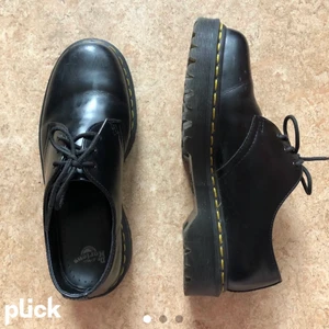 Dr martens 1461 bex platform - Dr martens i modellen 1461 bex, med en låg platform sula. Använda 6 gånger så fortfarande bra skick, säljer eftersom att jag aldrig får användning för dom. Lägger ut annonsen igen, därav plickloggan men bilderna är mina egna förutom sista bilden som är lånad. Originalpris 1900 kr.  Frakt kostar 99 kr!