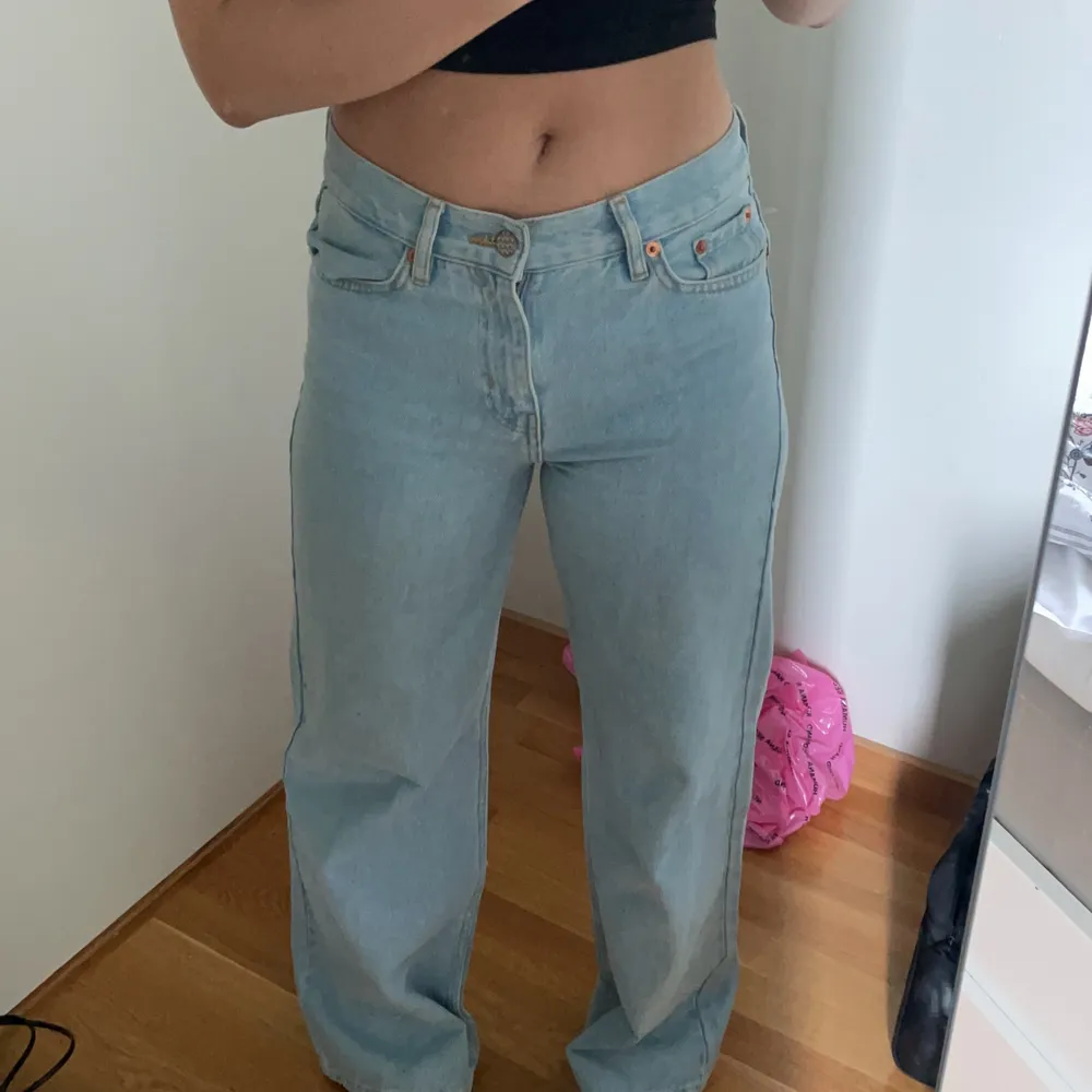 fina mid waist jeans från Weekday! Köpte för 500 kr. Jeans & Byxor.