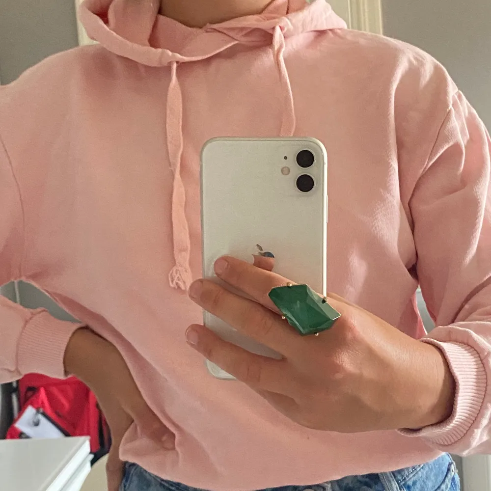 Rosa hoodie, perfekt till sommaren då den är lite tunnare😙 Frakt ingår . Hoodies.