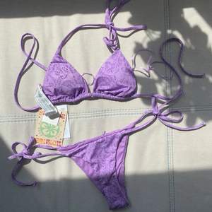 Mönstrad, lila bikini från Pull and Bear i storlek S. Oanvänd pga fel storlek och krångel med returer