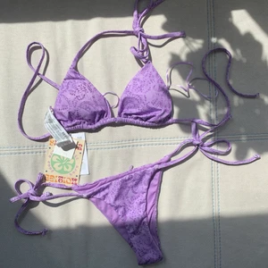 Pull&bear bikini strl S - Mönstrad, lila bikini från Pull and Bear i storlek S. Oanvänd pga fel storlek och krångel med returer