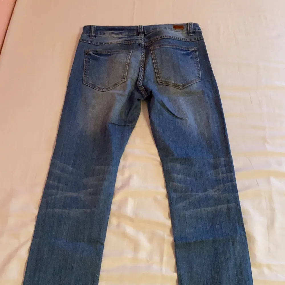Ljusblå raka jeans. Helt oanvända, endast provad. Storleken är rätt så stor och kan passa som XS. Lägg märke till att jeansen är för små för mig och därför inte sitter fint.  I nyköpt skick. . Jeans & Byxor.