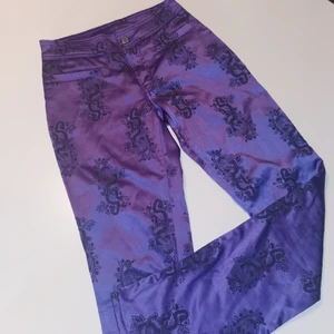 Lila byxor med drakar - Så sjuuuukt snygga byxor men tyvärr för små för mig 😭😭 frakt tillkommer 