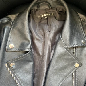 Skinnjacka  - Säljer min skinnjacka i läderimitation från missguided då den inte kommer till användning längre. Använd men fint skick. Frakt tillkommer 