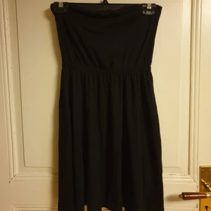 H&M klänning stl s - Svart klänning utan axelband, Stl S 