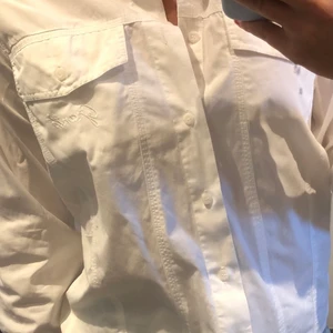 Skjorta  - En vit fin skjorta som säljs för att en är för liten i armarna. Storlek 140. Jag har storlek xs till s och den passar mig över kroppen men liten i armarna. Priset är 55 plus frakt är villig att sänka priset. Det är en kill  skjorta men funkar lika bra för tjejer 