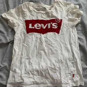 T-shirt - Levis t-shirt i bra skick. Storlek xxs